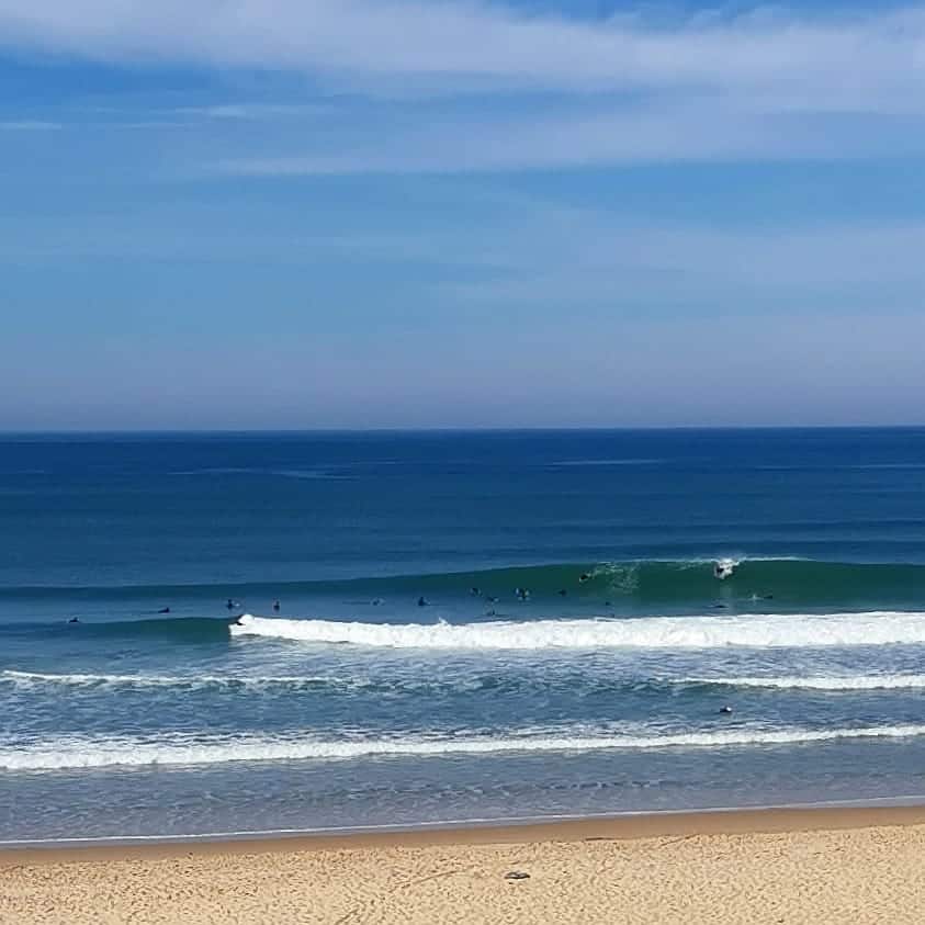 Surfeurs sur une vague au spot du Grand Crohot